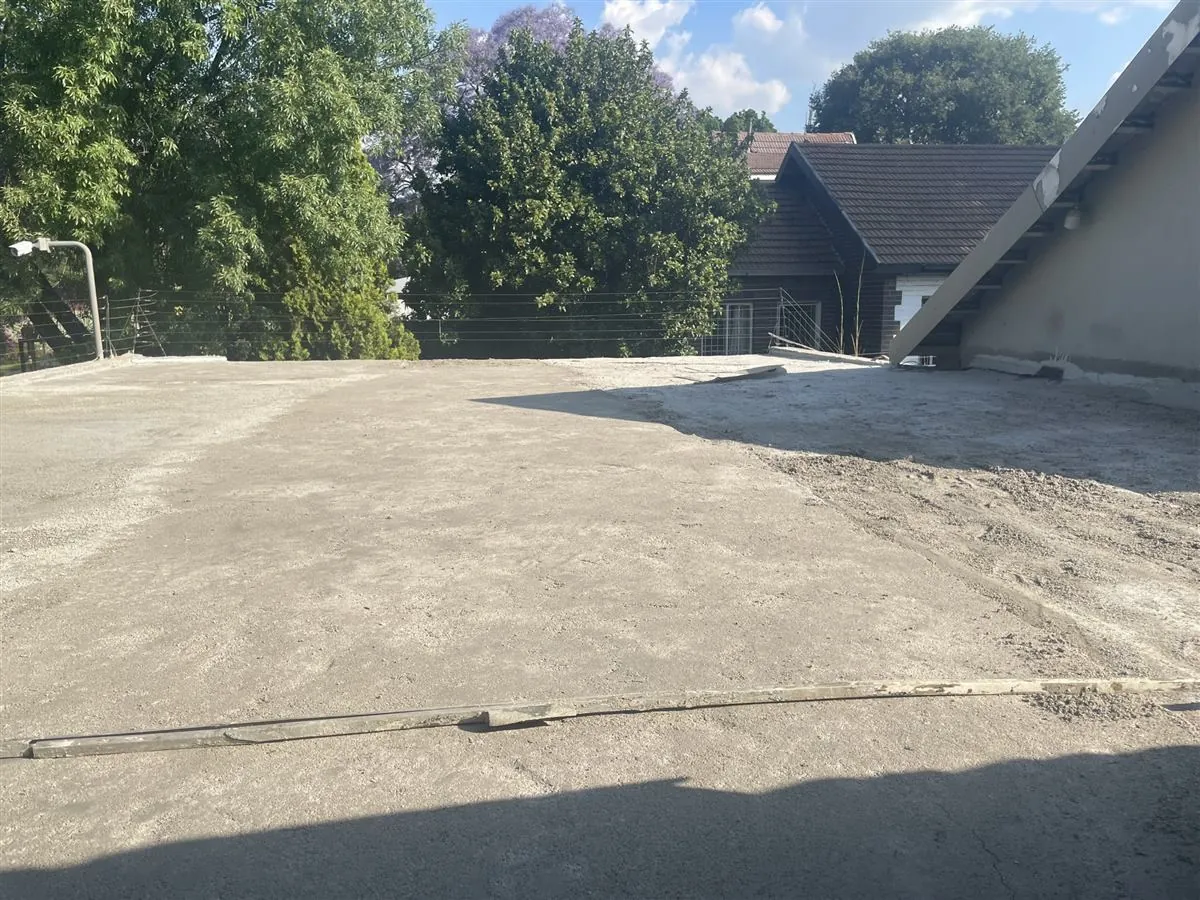 Lightweight screed laid to correct the falls